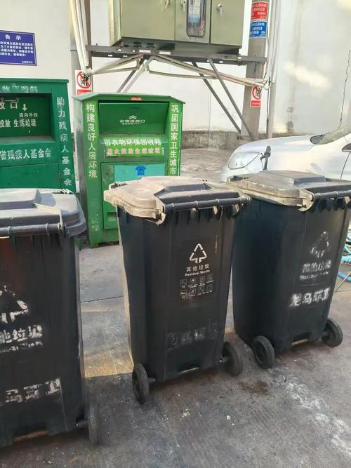 龙华区海秀中路中国石油旁垃圾桶爆桶问题亟待解决